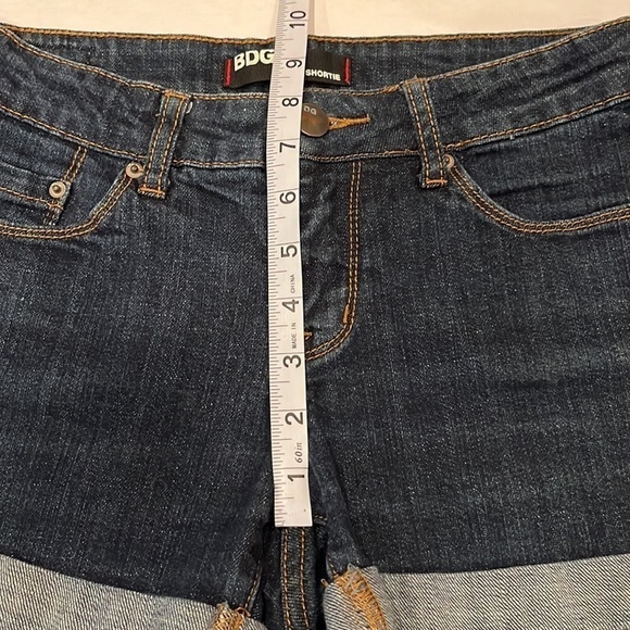 BDG Shortie Size 26 Cuffed Shorts 3 1/2" Inseam - Picture 4 of 16
